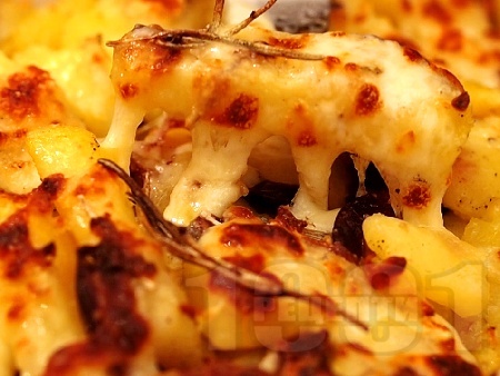 Запечени картофи с маслини и сирене моцарела (или кашкавал) - снимка на рецептата